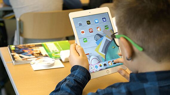 Tablets im Unterricht Schüler verwendet Tablet im Unterricht